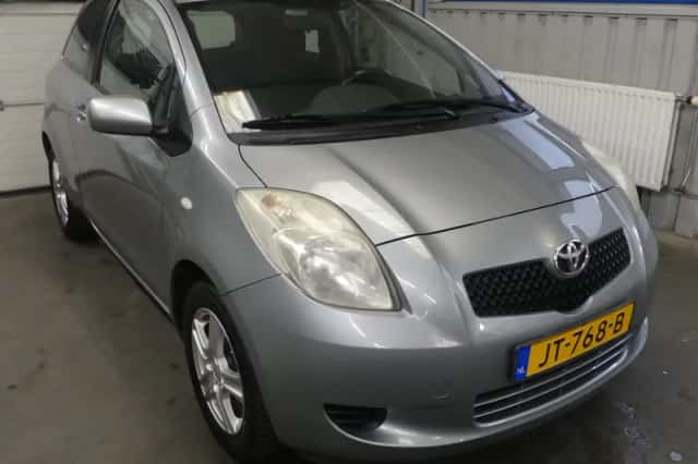 Toyota Yaris (2006) thumbnail 3