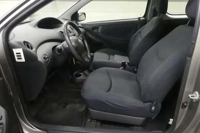 Toyota Yaris (2004) thumbnail 2