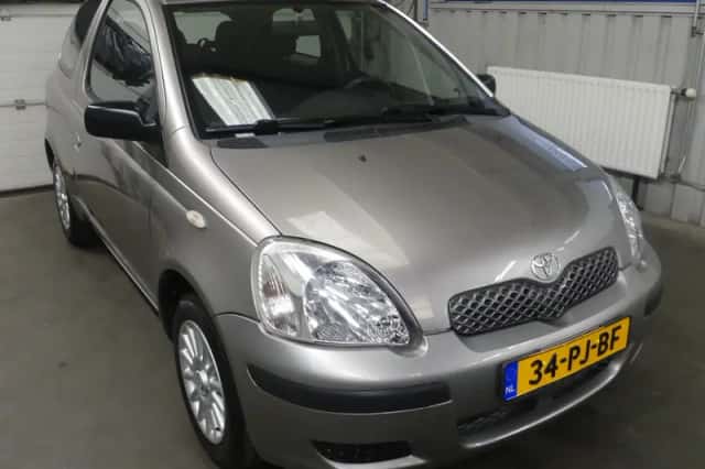 Toyota Yaris (2004) thumbnail 3