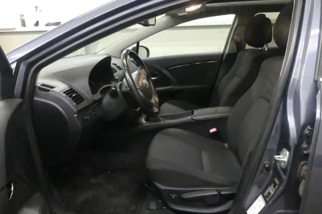 Toyota Avensis (2009) thumbnail 2