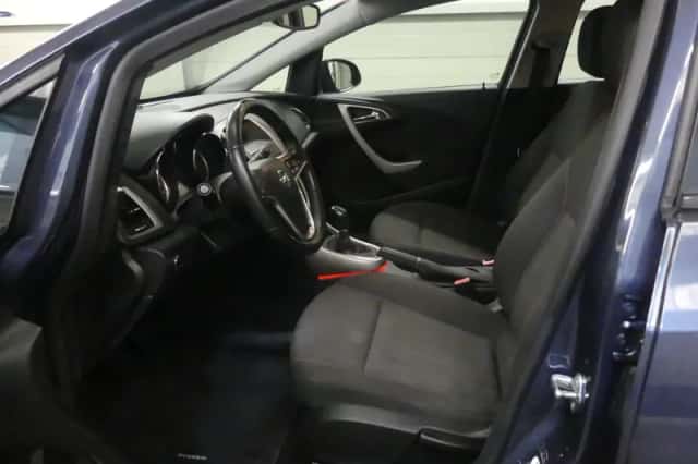Opel Astra (2010) thumbnail 2