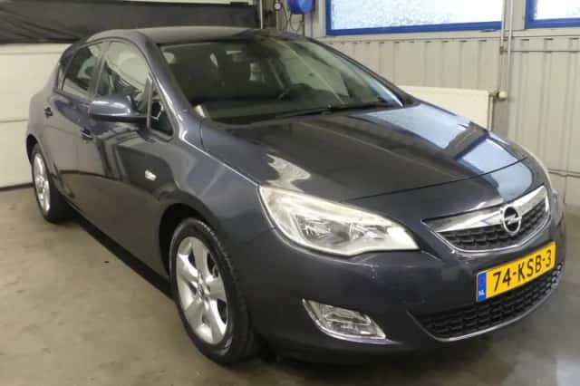 Opel Astra (2010) thumbnail 3