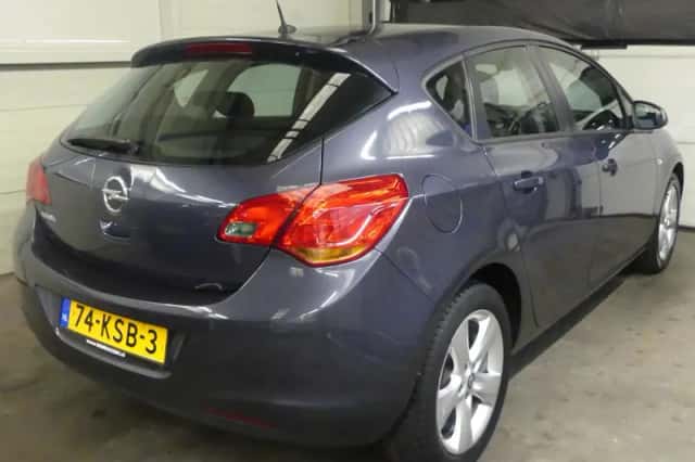 Opel Astra (2010) thumbnail 6