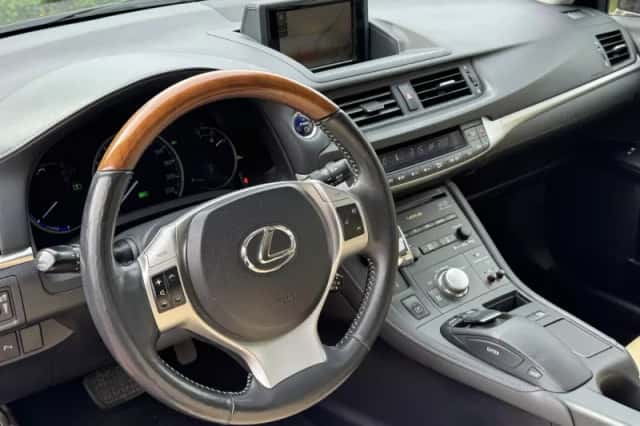 Lexus CT (2012) thumbnail 2