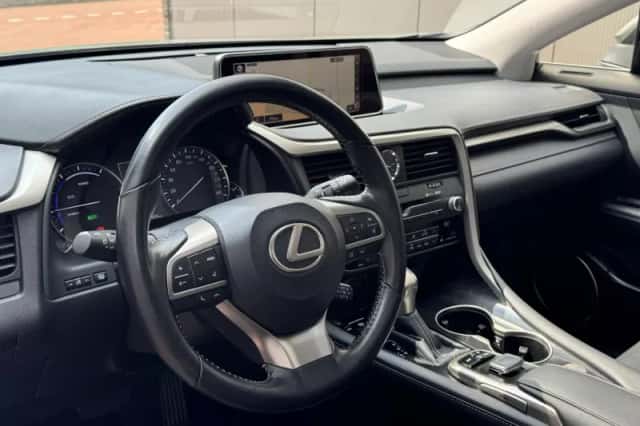 Lexus RX (2017) thumbnail 2