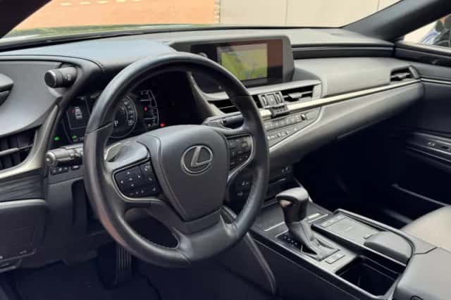 Lexus ES (2020) thumbnail 2