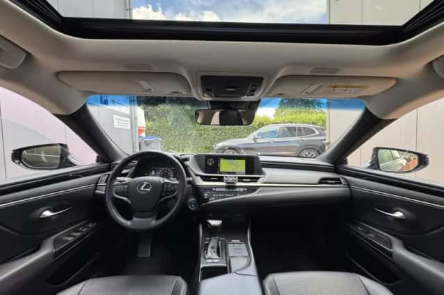 Lexus ES (2020) thumbnail 6