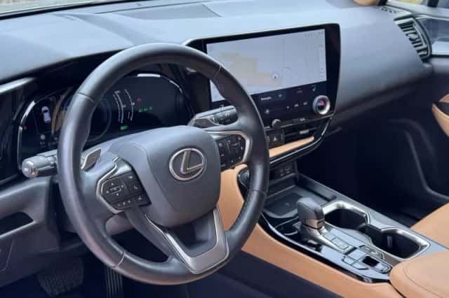 Lexus NX (2022) thumbnail 2