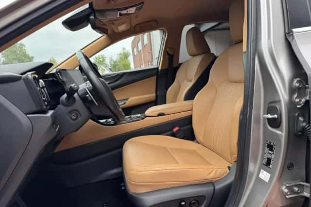 Lexus NX (2022) thumbnail 4