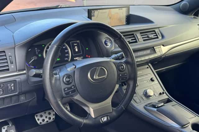 Lexus CT (2019) thumbnail 2