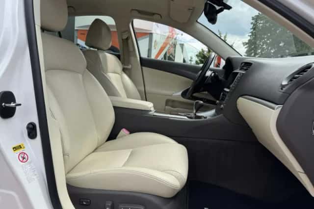 Lexus IS (2011) thumbnail 2
