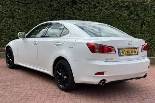 Lexus IS (2011) thumbnail 3