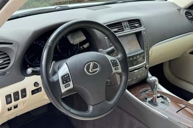 Lexus IS (2011) thumbnail 5
