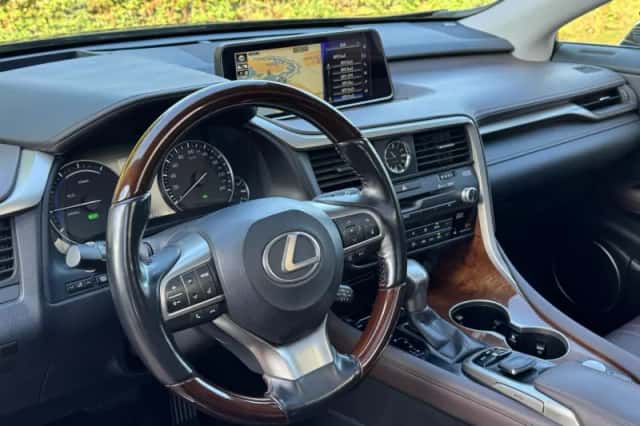 Lexus RX (2018) thumbnail 2