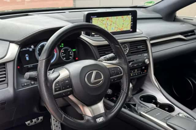 Lexus RX (2022) thumbnail 2