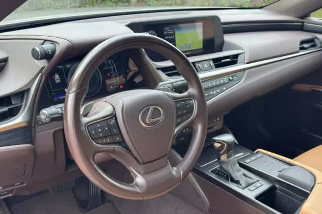 Lexus ES (2020) thumbnail 2