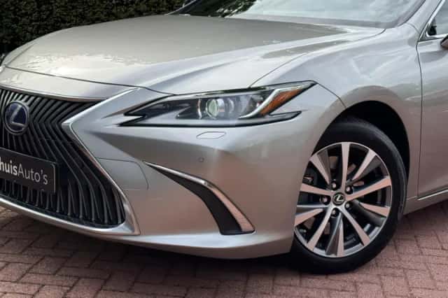 Lexus ES (2020) thumbnail 3