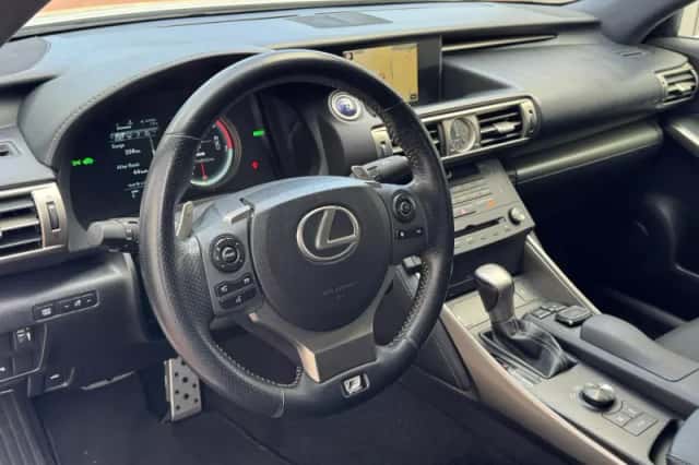 Lexus IS (2015) thumbnail 2