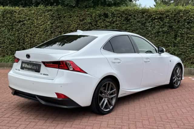 Lexus IS (2015) thumbnail 3