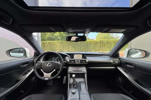 Lexus IS (2015) thumbnail 4