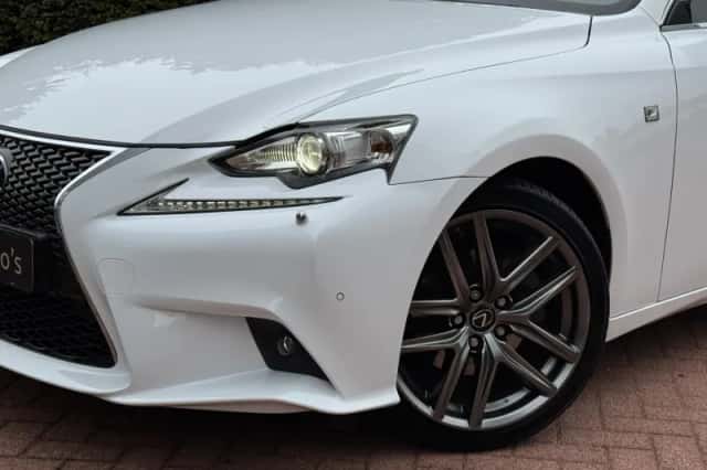 Lexus IS (2015) thumbnail 5