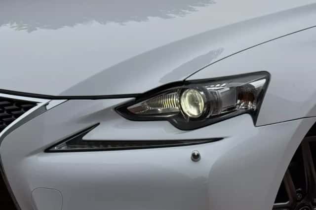 Lexus IS (2015) thumbnail 6