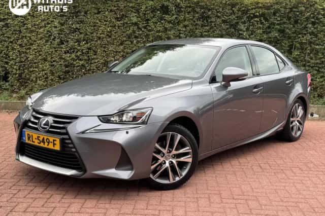 Lexus IS (2017) thumbnail 1