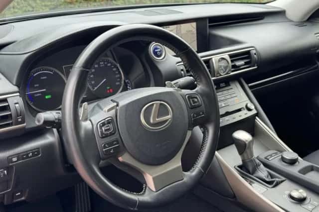 Lexus IS (2017) thumbnail 2