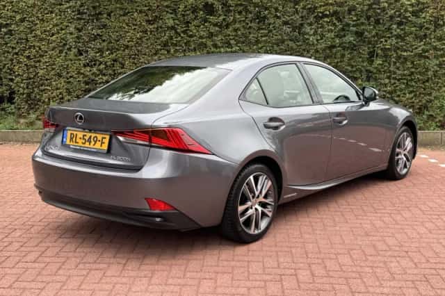 Lexus IS (2017) thumbnail 3