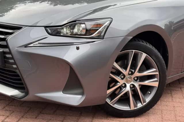 Lexus IS (2017) thumbnail 5