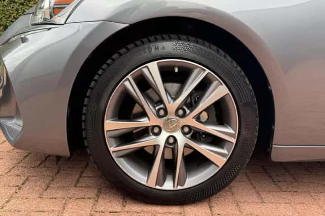 Lexus IS (2017) thumbnail 6