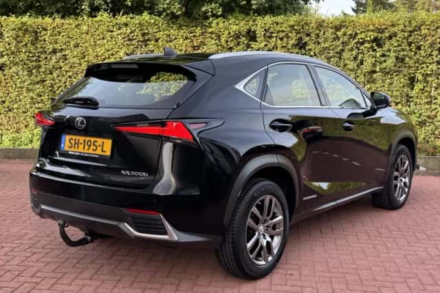 Lexus NX (2018) thumbnail 3