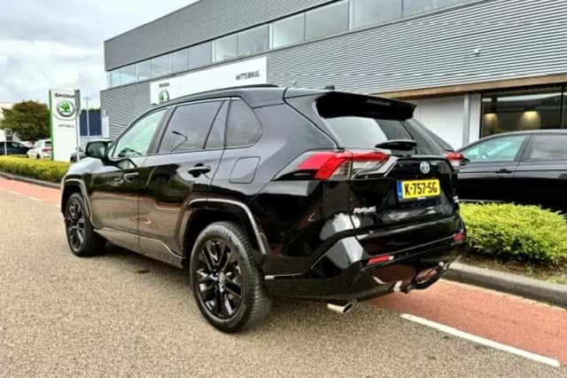 Toyota RAV4 (2021) thumbnail 3