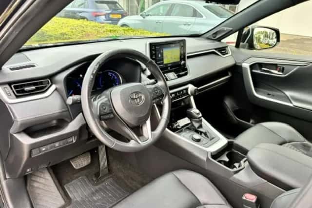 Toyota RAV4 (2021) thumbnail 6