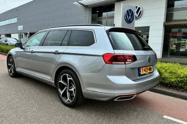 Volkswagen Passat (2021) thumbnail 3