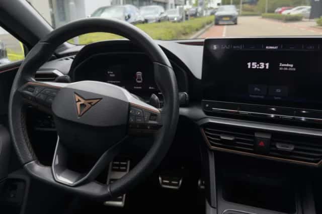 CUPRA Leon (2023) thumbnail 4