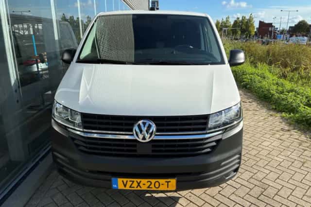 Volkswagen Transporter (2024) thumbnail 2