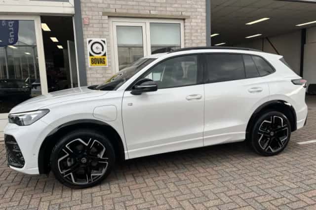 Volkswagen Tiguan (2025) thumbnail 2
