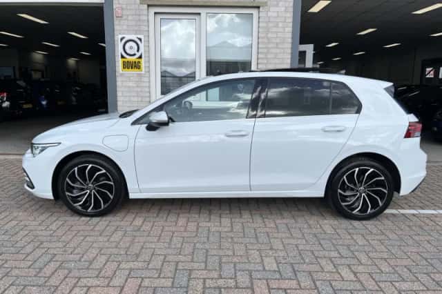 Volkswagen Golf (2021) thumbnail 2