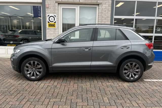 Volkswagen T-Roc (2021) thumbnail 2