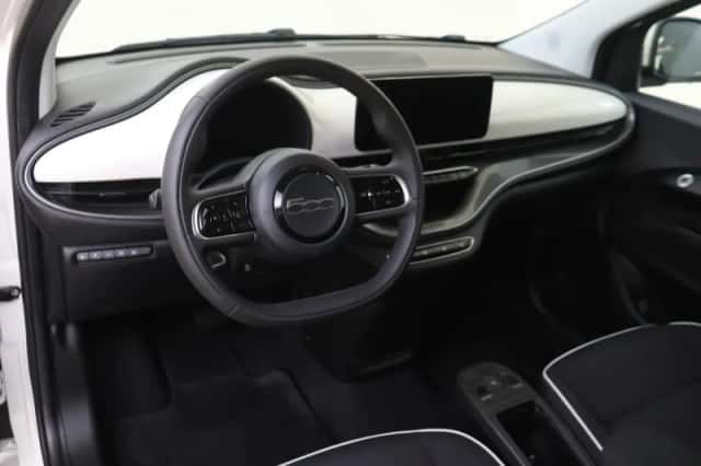 Fiat 500 (2023) thumbnail 5