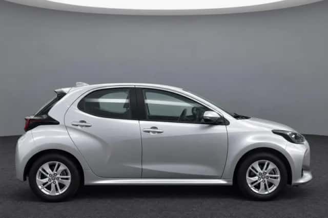Toyota Yaris (2024) thumbnail 3