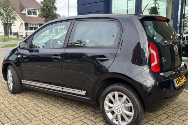 Volkswagen Up! (2016) thumbnail 5