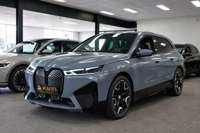 BMW iX (2023) thumbnail 2