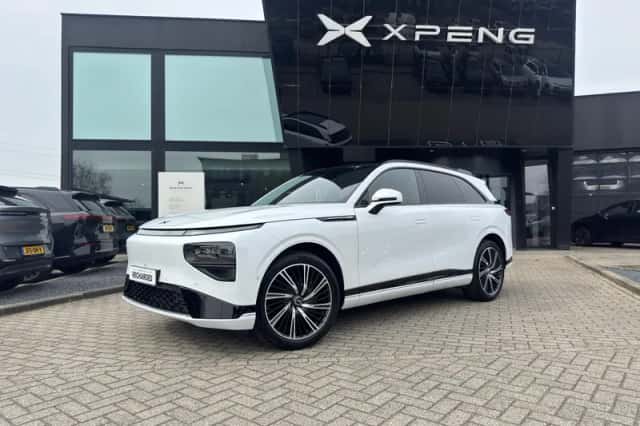 XPENG G9 (2023) thumbnail 2