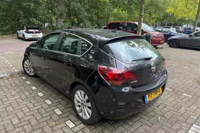 Opel Astra (2010) thumbnail 3
