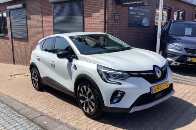 Renault Captur (2023) thumbnail 2