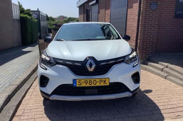 Renault Captur (2023) thumbnail 3