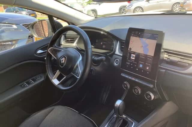 Renault Captur (2023) thumbnail 6
