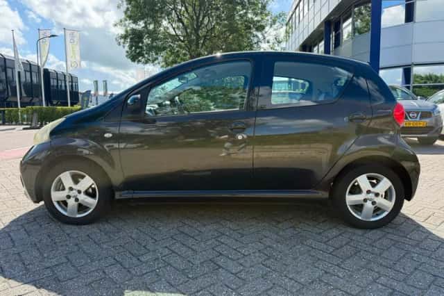 Toyota Aygo (2008) thumbnail 2